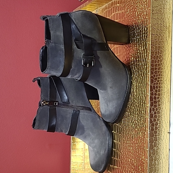 Ivanka Trump  Filoer suede leather ankle boots, size 9M, charcoal gray/black - Picture 3 of 8